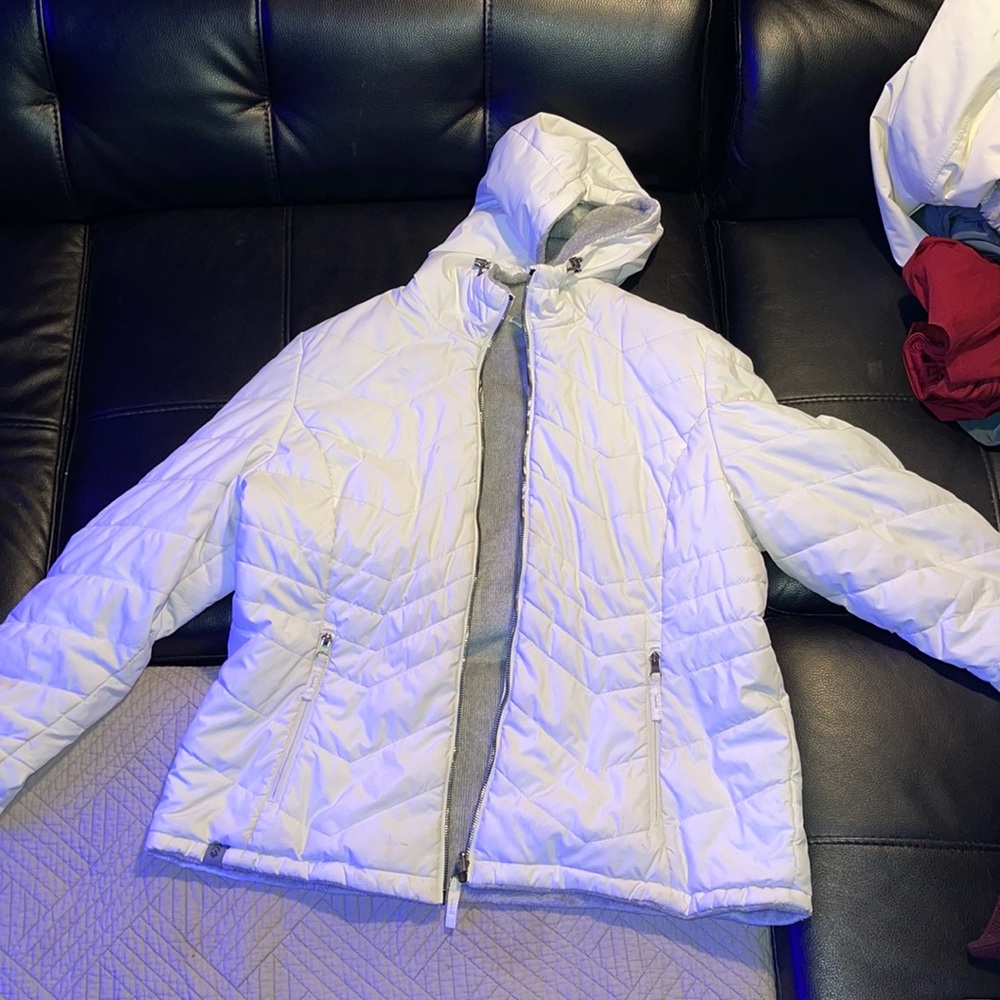 Super cute cinched waist white coat with fur inside